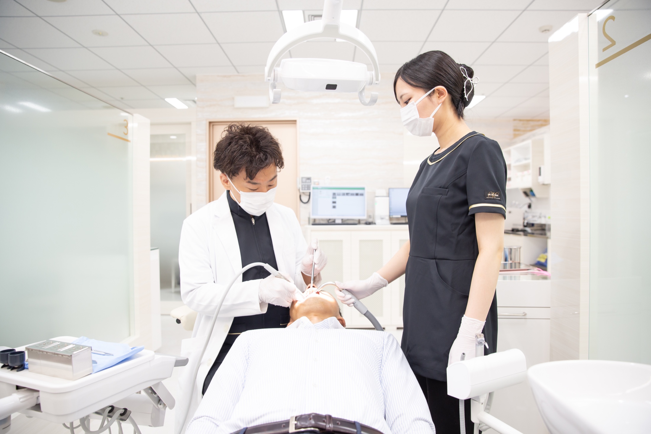 歯科医師とスタッフが協力して診療にあたる様子