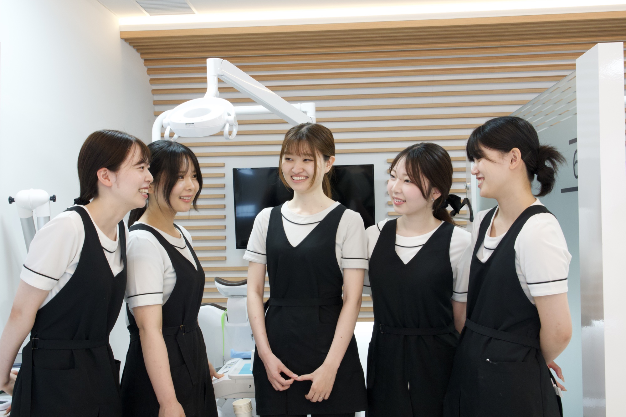 スタッフ同士が笑顔で目を合わせて会話する様子